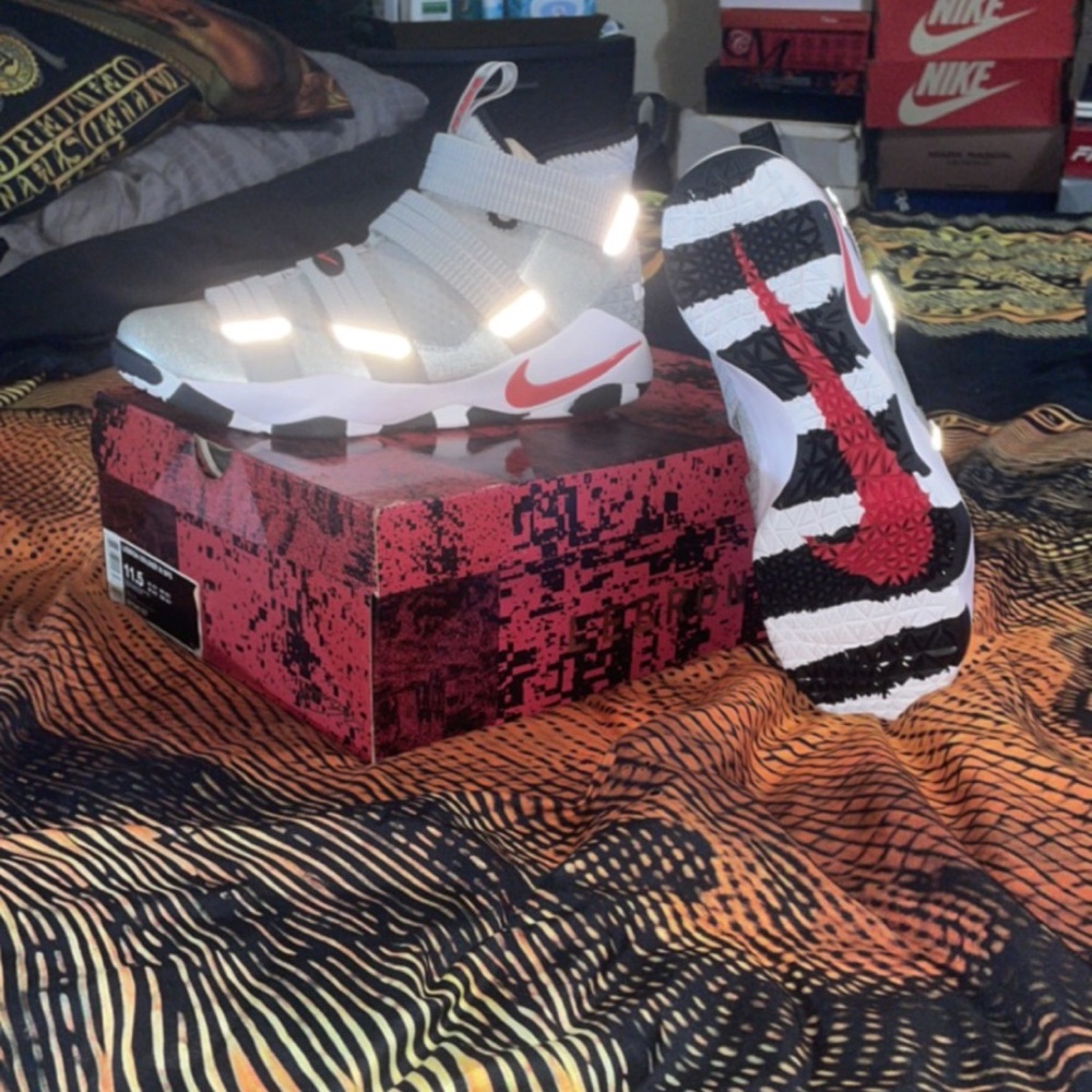 Lebron Soldier XI SFG “ Silver bullets “ size 11.5 brand Nike